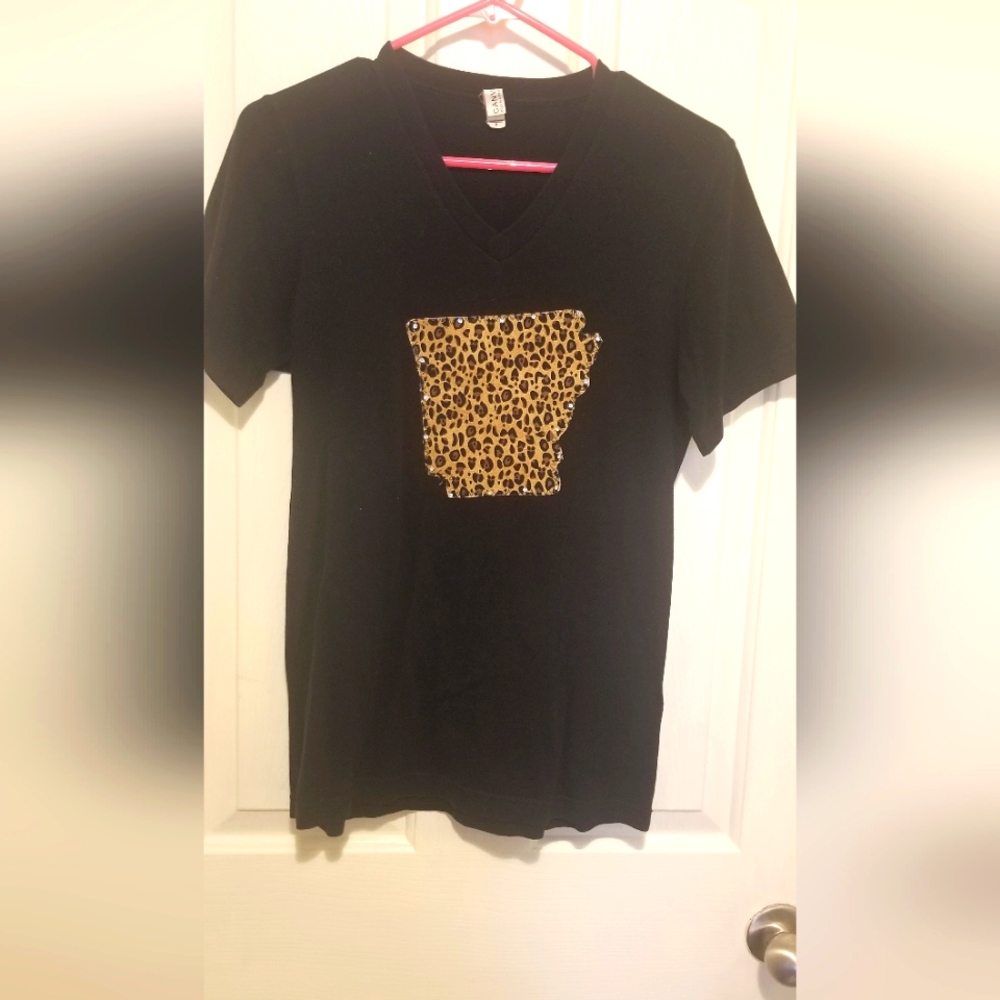 Arkansas Leopard V-Neck Tee